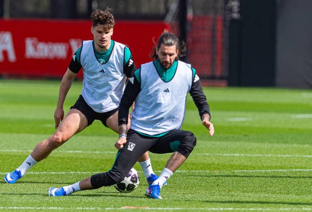 Football - UEFA Champions League - Quarter-FInal - 1st Leg - Paris Saint-Germain FC v Liverpool FC - MD-1 LIVERPOOL, ENGLAND - Tuesday, April 7, 2026: Liverpool s Milos Kerkez (L) and Dominik Szoboszlai during a training session at the AXA Training Centre ahead of the UEFA Champions League Quarter-Final 1st Leg match between Paris Saint-Germain FC and Liverpool FC. (Photo by David Rawcliffe Propaganda) LIVERPOOL AXA Training Centre MERSEYSIDE ENGLAND  Copyright: xDavidxRawcliffex P2026-04-07-PSG_Liverpool_MD-1-38