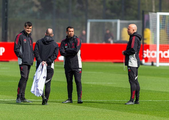 Football - UEFA Champions League - Quarter-FInal - 1st Leg - Paris Saint-Germain FC v Liverpool FC - MD-1 LIVERPOOL, ENGLAND - Tuesday, April 7, 2026: Liverpool s head coach Arne Slot (R) with assistant coach Giovanni van Bronckhorst (L) during a training session at the AXA Training Centre ahead of the UEFA Champions League Quarter-Final 1st Leg match between Paris Saint-Germain FC and Liverpool FC. (Photo by David Rawcliffe Propaganda) LIVERPOOL AXA Training Centre MERSEYSIDE ENGLAND  Copyright: xDavidxRawcliffex P2026-04-07-PSG_Liverpool_MD-1-43