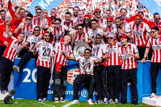 team of PSV Eindhoven pose with the championship trophy PSV Championship Celebrations, PSV Victory Parade, PSV Victory Parade, Philips Stadium, April 7, 2026, Eindhoven, Netherlands.