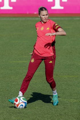 07 04 2026, xgrfx, Football DFB Media Dates, German Womens National Team Training v l Laura Freigang German Womens National Team DFL DFB REGULATIONS PROHIBIT ANY USE OF PHOTOGRAPHS as IMAGE SEQUENCES and or QUASI VIDEO Herzogenaurach