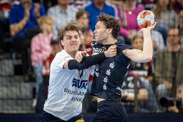 FLENSBURG, GERMANY - APRIL 7: Andreas Sogaard Rasmussen (SAH - Aarhus, 17) against Niclas Kirkelokke (SG Flensburg-Handewitt, 05) during the EHF European League Play-Offs Return Leg between SG Flensburg-Handewitt vs SAH - Aarhus at GP JOULE Arena on April 7, 2026 in Flensburg, Germany. Schleswig-Holstein Germany Copyright: xMarioxM.xKobergx