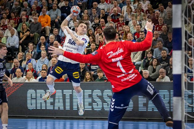 FLENSBURG, GERMANY - APRIL 7: Alexander Laur Risum Krog Jensen (SAH - Aarhus, 05) against Benjamin Buric (SG Flensburg-Handewitt, 01) during the EHF European League Play-Offs Return Leg between SG Flensburg-Handewitt vs SAH - Aarhus at GP JOULE Arena on April 7, 2026 in Flensburg, Germany. Schleswig-Holstein Germany Copyright: xMarioxM.xKobergx