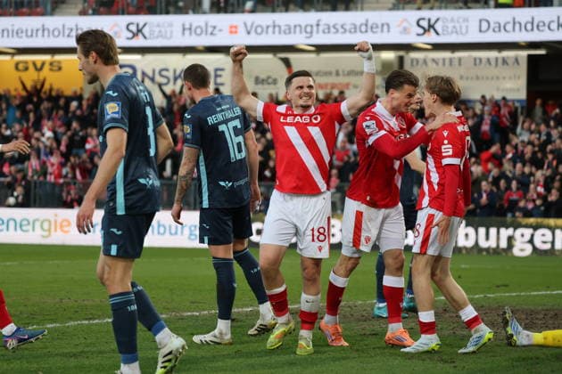 Cottbuser Torjubel - 18 Erik Engelhardt (Energie Cottbus) Fussball 3. Liga 2025 2026 FC Energie Cottbus - TSV 1860 München *** Cottbus goal celebration 18 Erik Engelhardt Energie Cottbus Football 3 Liga 2025 2026 FC Energie Cottbus TSV 1860 Munich