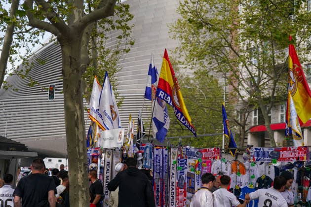 Spain Football UEFA Champions League 2025 2026, quarter final Real Madrid vs FC Bayern Munich Bernabeu Madrid Madrid, Spain, Europe, merchandise, soccer, UEFA Champions League, Real Madrid, FC Bayern Munich, Santiago Bernabà u, quarter final, fanshop, merchandising, scarf, flags, caps, soccer, street sales, sporting event, soccer culture, stadium environment, match day, club logos, tourism, souvenirs, sales stand, merchandise sales, sports business, outdoor Copyright: xJOERANxSTEINSIEKx