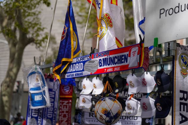 Spain Football UEFA Champions League 2025 2026, quarter final Real Madrid vs FC Bayern Munich Bernabeu Madrid Madrid, Spain, Europe, merchandise, soccer, UEFA Champions League, Real Madrid, FC Bayern Munich, Santiago Bernabà u, quarter final, fanshop, merchandising, scarf, flags, caps, soccer, street sales, sporting event, soccer culture, stadium environment, match day, club logos, tourism, souvenirs, sales stand, merchandise sales, sports business, outdoor Copyright: xJOERANxSTEINSIEKx