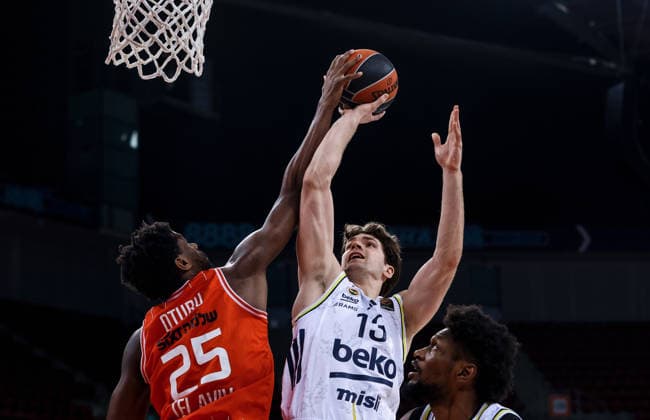 Hapoel Tel Aviv v Fenerbahce - EuroLeague SOFIA, BULGARIA - APRIL 07: Tarik Biberovic (C) and Chris Silva (R) of Fenerbahce in action against Dan Oturu (L) of Hapoel Tel Aviv during the EuroLeague regular season round 36 basketball between teams of Hapoel IBI Tel Aviv and Fenerbahce Beko Istanbul at the 8888 Arena in Sofia, Bulgaria on April 07, 2026. Borislav Troshev Anadolu Sofia Bulgaria. Editorial use only. Please get in touch for any other usage.  Copyright: x2026xAnadoluxBorislavxTroshevx