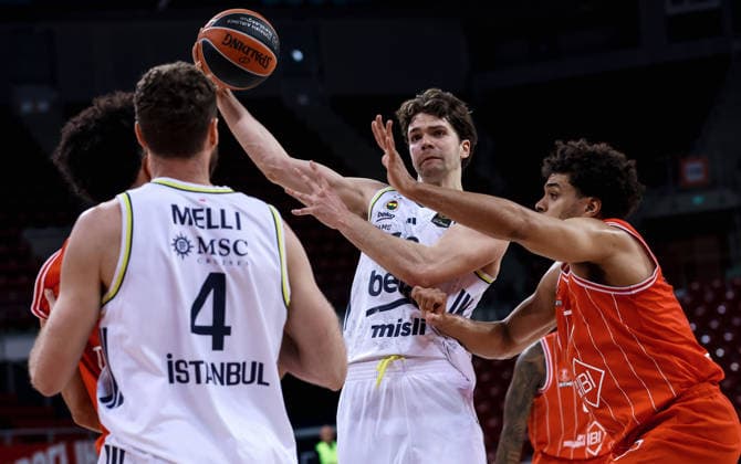 Hapoel Tel Aviv v Fenerbahce - EuroLeague SOFIA, BULGARIA - APRIL 07: Tarik Biberovic (C) of Fenerbahce in action against Elijah Bryant (R) of Hapoel Tel Aviv during the EuroLeague regular season round 36 basketball between teams of Hapoel IBI Tel Aviv and Fenerbahce Beko Istanbul at the 8888 Arena in Sofia, Bulgaria on April 07, 2026. Borislav Troshev Anadolu Sofia Bulgaria. Editorial use only. Please get in touch for any other usage.  Copyright: x2026xAnadoluxBorislavxTroshevx
