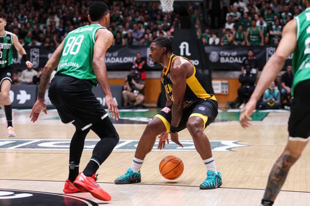 April 7, 2026, Badalona, Barcelona, Spain: Adam Hanga of Asisa Joventut and Frank Bartley of AEK BC in action during the Basketball Champions League, basketball match played between Asisa Joventut and AEK BC at Olimpic Arena on April 07, 2026 in Badalona, Spain. Badalona Spain - ZUMAa181 20260407_zaa_a181_158 Copyright: xIrinaxR.xHipolitox