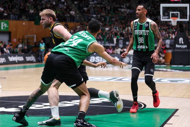April 7, 2026, Badalona, Barcelona, Spain: Vasilis Charalampopoulos of AEK BCand Cameron Hunt of Asisa Joventut in action during the Basketball Champions League, basketball match played between Asisa Joventut and AEK BC at Olimpic Arena on April 07, 2026 in Badalona, Spain. Badalona Spain - ZUMAa181 20260407_zaa_a181_164 Copyright: xIrinaxR.xHipolitox