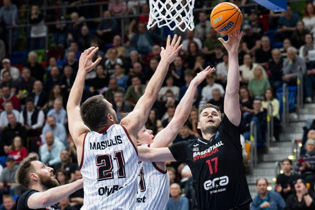 Quarter-final of men s basketball Champions League, 2nd game: Nymburk vs Rytas Vilnius in Prague, Czech Republic, April 7, 2026. From left Jaromir Bohacik of Nymburk, Gytis Masiulis of Vilnius. (CTKxPhoto MichalxKamaryt) CTKPhotoP2026040706934  CTKPhotoP2026040706934