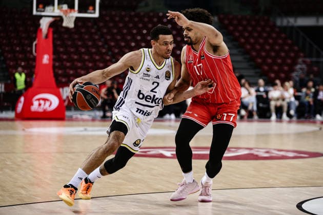 Fenerbahce s Wade Baldwin IV in action against Hapoel s Collin Malcolm during the Euroleague game between Hapoel IBI Tel Aviv vs Fenerbahce - Arena 8888 in Sofia, Bulgaria on April 7, 2026  Copyright: xIvanxSxIvanov IPAxSportx xipa-agency.netx xx IPA_73810640 IPA_Agency_IPA73810640