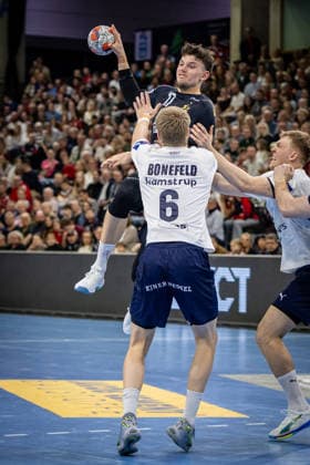 FLENSBURG, GERMANY - APRIL 7: Marko Grgic (SG Flensburg-Handewitt, 17) against Kristian Bach Bonefeld (SAH - Aarhus, 06) during the EHF European League Play-Offs Return Leg between SG Flensburg-Handewitt vs SAH - Aarhus at GP JOULE Arena on April 7, 2026 in Flensburg, Germany. Schleswig-Holstein Germany Copyright: xMarioxM.xKobergx