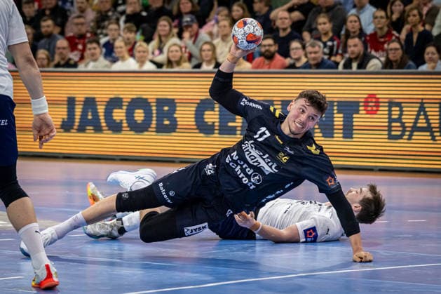 FLENSBURG, GERMANY - APRIL 7: Marko Grgic (SG Flensburg-Handewitt, 17) against Morten Kaalund Dahlgaard (SAH - Aarhus, 28) during the EHF European League Play-Offs Return Leg between SG Flensburg-Handewitt vs SAH - Aarhus at GP JOULE Arena on April 7, 2026 in Flensburg, Germany. Schleswig-Holstein Germany Copyright: xMarioxM.xKobergx
