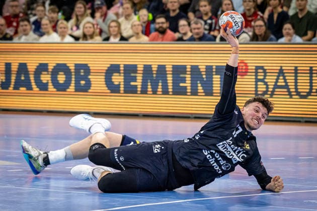 FLENSBURG, GERMANY - APRIL 7: Marko Grgic (SG Flensburg-Handewitt, 17) against Morten Kaalund Dahlgaard (SAH - Aarhus, 28) during the EHF European League Play-Offs Return Leg between SG Flensburg-Handewitt vs SAH - Aarhus at GP JOULE Arena on April 7, 2026 in Flensburg, Germany. Schleswig-Holstein Germany Copyright: xMarioxM.xKobergx