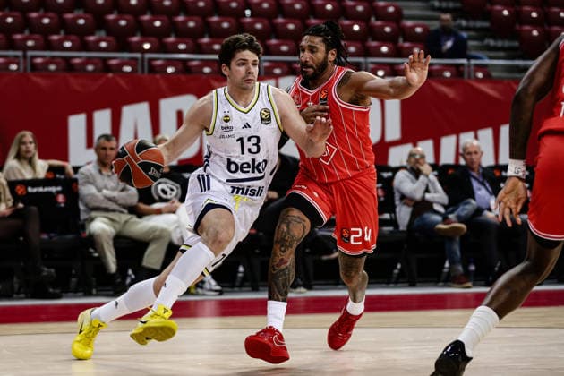 Fenerbahce s Tarik Biberovic in action against Hapoel s Ish Wainright during the Euroleague game between Hapoel IBI Tel Aviv vs Fenerbahce Beko Istanbul - Arena 8888 in Sofia, Bulgaria on April 7, 2026  Copyright: xIvanxSxIvanov IPAxSportx xipa-agency.netx xx IPA_73808862 IPA_Agency_IPA73808862