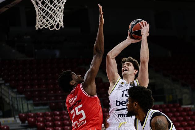 Fenerbahce s Tarik Biberovic in action against Hapoel s Dan Oturu during the Euroleague game between Hapoel IBI Tel Aviv vs Fenerbahce Beko Istanbul - Arena 8888 in Sofia, Bulgaria on April 7, 2026  Copyright: xIvanxSxIvanov IPAxSportx xipa-agency.netx xx IPA_73808863 IPA_Agency_IPA73808863