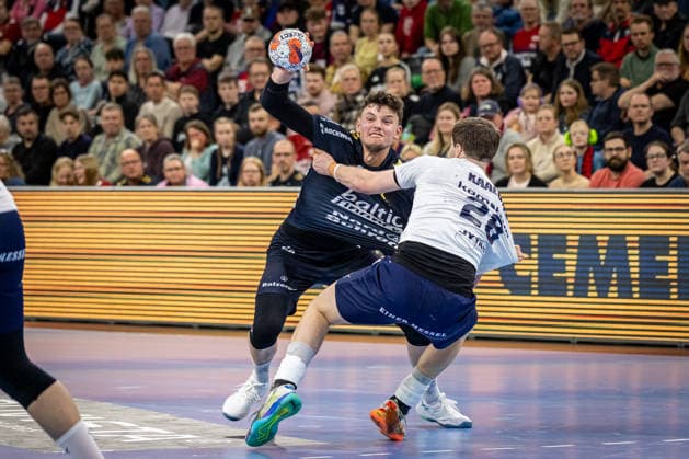 FLENSBURG, GERMANY - APRIL 7: Marko Grgic (SG Flensburg-Handewitt, 17) against Morten Kaalund Dahlgaard (SAH - Aarhus, 28) during the EHF European League Play-Offs Return Leg between SG Flensburg-Handewitt vs SAH - Aarhus at GP JOULE Arena on April 7, 2026 in Flensburg, Germany. Schleswig-Holstein Germany Copyright: xMarioxM.xKobergx