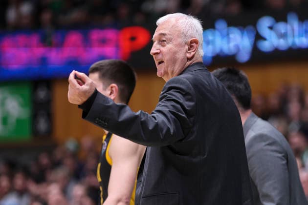 April 7, 2026, Badalona, Barcelona, Spain: Dragan Sakota, head coach of AEK BC gestures during the Basketball Champions League, basketball match played between Asisa Joventut and AEK BC at Olimpic Arena on April 07, 2026 in Badalona, Spain. Badalona Spain - ZUMAa181 20260407_zaa_a181_191 Copyright: xIrinaxR.xHipolitox