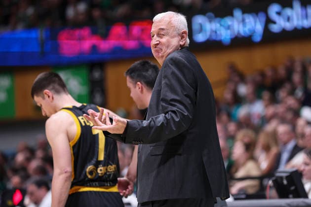 April 7, 2026, Badalona, Barcelona, Spain: Dragan Sakota, head coach of AEK BC gestures during the Basketball Champions League, basketball match played between Asisa Joventut and AEK BC at Olimpic Arena on April 07, 2026 in Badalona, Spain. Badalona Spain - ZUMAa181 20260407_zaa_a181_196 Copyright: xIrinaxR.xHipolitox