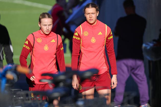 Herzogenaurach, Germany 07 April 2026 Media training session for the German womens national soccer team in preparation for the World Cup qualifiers Pictured from left Franziska Kett Germany and Larissa Mühlhaus Muehlhaus Germany Copyright: HMBxMedia MadeleinexFantini