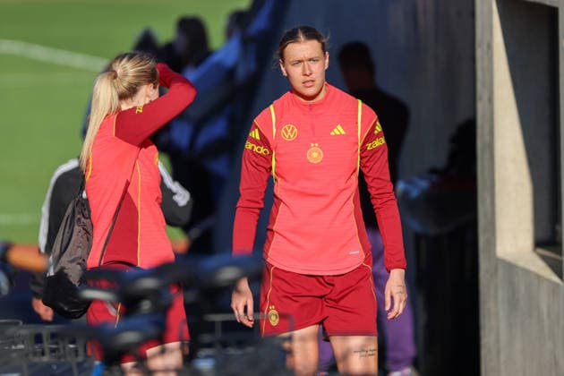 Herzogenaurach, Germany 07 April 2026 Open media training session for the German womens national soccer team in preparation for the World Cup qualifiers Pictured from left is second Larissa Mühlhaus Germany Copyright: HMBxMedia MadeleinexFantini
