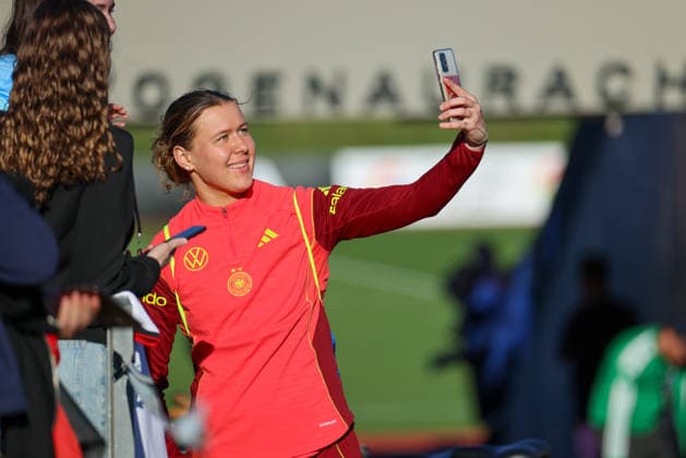 Herzogenaurach, Germany 07 April 2026 Media training session for the German womens national soccer team in preparation for the World Cup qualifiers In the picture Larissa Mühlhaus Muehlhaus Germany takes a photo with the fans Copyright: HMBxMedia MadeleinexFantini