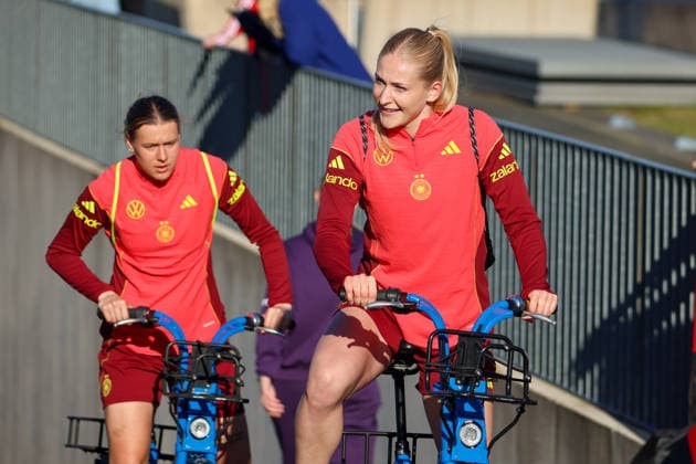 Herzogenaurach, Germany 07 April 2026 Media training session for the German womens national soccer team in preparation for the World Cup qualifiers In the picture Camilla Küver Kuever Germany , in the background Larissa Mühlhaus Muehlhaus Germany Copyright: HMBxMedia MadeleinexFantini