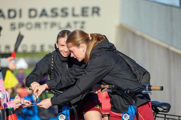 Herzogenaurach, Germany 07 April 2026 Open training session for the German womens national soccer team in preparation for the World Cup qualifiers Pictured from left Elisa Senß Senss Germany and Sjoeke Nüsken Nuesken Germany signing autographs Copyright: HMBxMedia MadeleinexFantini