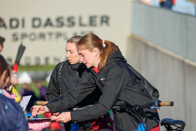 Herzogenaurach, Germany 07 April 2026 Open training session for the German womens national soccer team in preparation for the World Cup qualifiers Pictured from left Elisa Senß Senss Germany and Sjoeke Nüsken Nuesken Germany signing autographs Copyright: HMBxMedia MadeleinexFantini