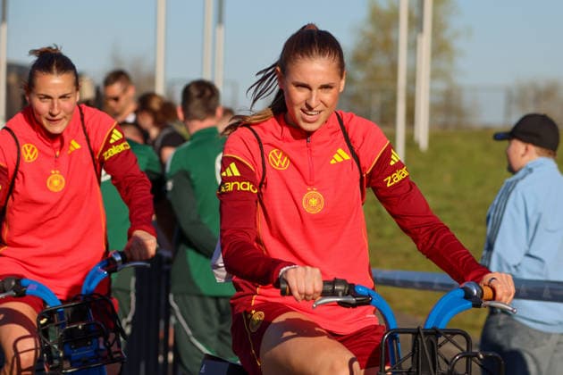Herzogenaurach, Germany 07 April 2026 Open media training session for the German womens national soccer team in preparation for the World Cup qualifiers In the picture Jule Brand Germany , in the background Carlotta Wamser Germany Copyright: HMBxMedia MadeleinexFantini