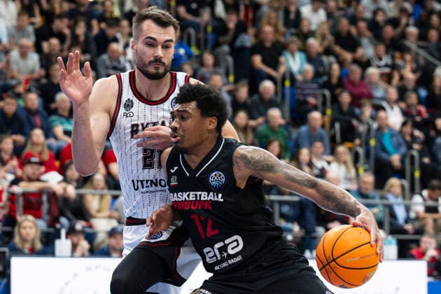 Quarter-final of men s basketball Champions League, 2nd game: Nymburk vs Rytas Vilnius in Prague, Czech Republic, April 7, 2026. From left Gytis Masiulis of Vilnius, Tony Perkins of Nymburk. (CTKxPhoto MichalxKamaryt) CTKPhotoP2026040707392  CTKPhotoP2026040707392