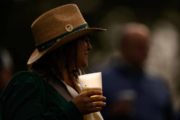 260407 Patron with a beer during a practice round prior to the 2026 Masters Golf Tournament on April 7, 2026 in Augusta Photo Petter Arvidson BILDBYRAN kod PA PA1191 golf masters bbeng the masters augusta genre beer  Copyright: PETTERxARVIDSON BB260407PA106