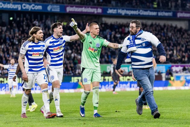 3. Liga: MSV Duisburg - VfL Osnabrück; 07.04.2026 Max Braune (MSV Duisburg, 1) fängt einen Flitzer ab, der den Platz stürmen möchte und wirft ihn gemeinsam mit Joshua Bitter (MSV Duisburg, 29) vom Rasen Dritte Liga, MSV Duisburg - VfL Osnabrück, Duisburg, schauinsland-reisen-arena am 07.04.2026 DFL REGULATIONS PROHIBIT ANY USE OF PHOTOGRAPHS AS IMAGE SEQUENCES AND OR QUASI-VIDEO. *** 3 Liga MSV Duisburg VfL Osnabrück 07 04 2026 Max Braune MSV Duisburg, 1 intercepts a streaker trying to storm the pitch and throws him off the pitch together with Joshua Bitter MSV Duisburg, 29 Dritte Liga, MSV Duisburg VfL Osnabrück, Duisburg, schauinsland reisen arena am 07 04 2026 DFL REGULATIONS PROHIBIT ANY USE OF PHOTOGRAPHS AS IMAGE SEQUENCES AND OR QUASI VIDEO Copyright: xBEAUTIFULxSPORTS Wunderlx