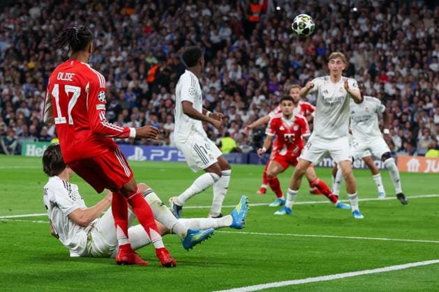 Dean Huijsen 24 Real Madrid heads away a cross from Michael Olise 17 FC Bayern Muenchen, Real Madrid vs FC Bayern Muenchen, Football, Men, UEFA Champions League, Season 2025 2026, Quarter Final First Leg Quarter Finals 1st Leg , 07 04 2026 Madrid Madrid Spain Copyright: xkolbert-press MartinxAgüerax