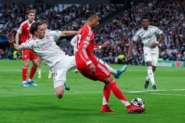 Michael Olise 17 FC Bayern Muenchen in action against Alvaro Fernandez Carreras 18 Real Madrid , Real Madrid vs FC Bayern Muenchen, Football, Men, UEFA Champions League, Season 2025 2026, Quarter Final First Leg Quarter Finals 1st Leg , 07 04 2026 Madrid Madrid Spain Copyright: xkolbert-press MartinxAgüerax