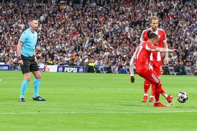 Michael Olise 17 FC Bayern Muenchen with a free kick, action, with referee referee Michael Oliver ENG and Harry Kane 9 FC Bayern Muenchen , Real Madrid vs FC Bayern Muenchen, Football, Men, UEFA Champions League, Season 2025 2026, Quarter Final First Leg Quarter Finals 1st Leg , 07 04 2026 Madrid Madrid Spain Copyright: xkolbert-press MartinxAgüerax