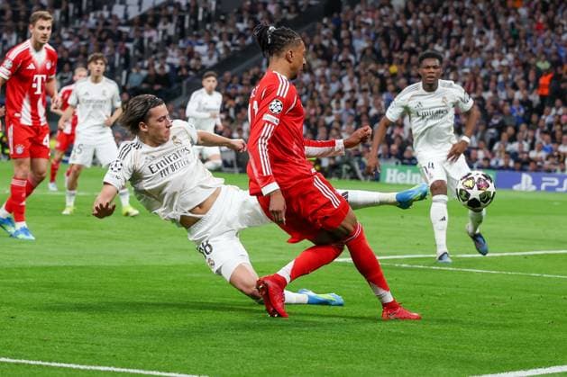 Michael Olise 17 FC Bayern Muenchen in action against Alvaro Fernandez Carreras 18 Real Madrid , Real Madrid vs FC Bayern Muenchen, Football, Men, UEFA Champions League, Season 2025 2026, Quarter Final First Leg Quarter Finals 1st Leg , 07 04 2026 Madrid Madrid Spain Copyright: xkolbert-press MartinxAgüerax