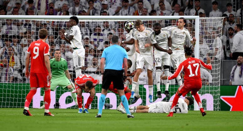 FOOTBALL CHAMPIONS LEAGUE SEASON 2025 2026 Quarter-final first leg 07 04 2026 Real Madrid FC Bayern Muenchen Free kick Michael Olise FC Bayern Muenchen