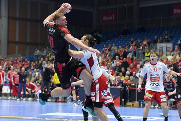 Dainis Kristopans (MT Melsungen 10) Beim Wurf; Evgeni Pevnov (Fredericia HK 41), Kasper Palmar (Fredericia HK 91) (R) , GER, MT Melsungen - Fredericia HK (DEN), Handball, EHF European League Maenner, Play-Offs, Saison 2025 2026, 07.04.2026, GER, MT Melsungen - Fredericia HK, Handball, EHF Maenner, Play-Off, Saison 2025 2026, 07.04.2026 Kassel *** Dainis Kristopans MT Melsungen 10 On the throw Evgeni Pevnov Fredericia HK 41 , Kasper Palmar Fredericia HK 91 R , GER, MT Melsungen Fredericia HK DEN , Handball, EHF European League Men, Play Offs, Season 2025 2026, 07 04 2026, GER, MT Melsungen Fredericia HK, Handball, EHF Men, Play Off, Season 2025 2026, 07 04 2026 Kassel Copyright: xEibner-Pressefotox xRolandxSippex EP_RSL