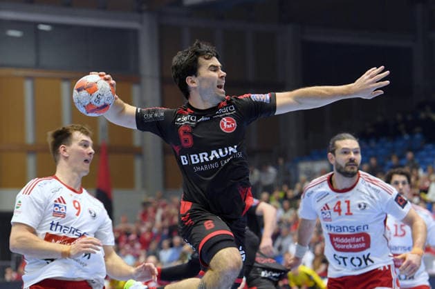 Erik Balenciaga MT Melsungen 6 on the throw Martin Bisgaard Fredericia HK 9 , Evgeni Pevnov Fredericia HK 41 R , GER, MT Melsungen Fredericia HK DEN , Handball, EHF European League Men, Play Offs, Season 2025 2026, 07 04 2026, GER, MT Melsungen Fredericia HK, Handball, EHF Men, Play Off, Season 2025 2026, 07 04 2026 Kassel Copyright: xEibner-Pressefotox xRolandxSippex EP_RSL