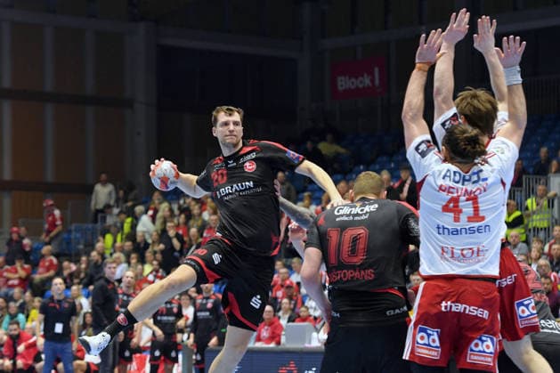 Dainis Kristopans MT Melsungen 10 on throw Evgeni Pevnov Fredericia HK 41 , Dainis Kristopans MT Melsungen 10 M , GER, MT Melsungen Fredericia HK DEN , Handball, EHF European League Men, Play Offs, Season 2025 2026, 07 04 2026, GER, MT Melsungen Fredericia HK, Handball, EHF Men, Play Off, Season 2025 2026, 07 04 2026 Kassel Copyright: xEibner-Pressefotox xRolandxSippex EP_RSL