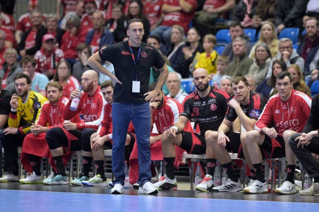 Roberto Garcia Parrondo Coach MT Melsungen in front of the bench , Adrian Sipos MT Melsungen 8 M , Isaias Guadiola Villaplana MT Melsungen 40 R , GER, MT Melsungen Fredericia HK DEN , Handball, EHF European League Men, Play Offs, Season 2025 2026, 07 04 2026, GER, MT Melsungen Fredericia HK, Handball, EHF Men, Play Off, Season 2025 2026, 07 04 2026 Kassel Copyright: xEibner-Pressefotox xRolandxSippex EP_RSL