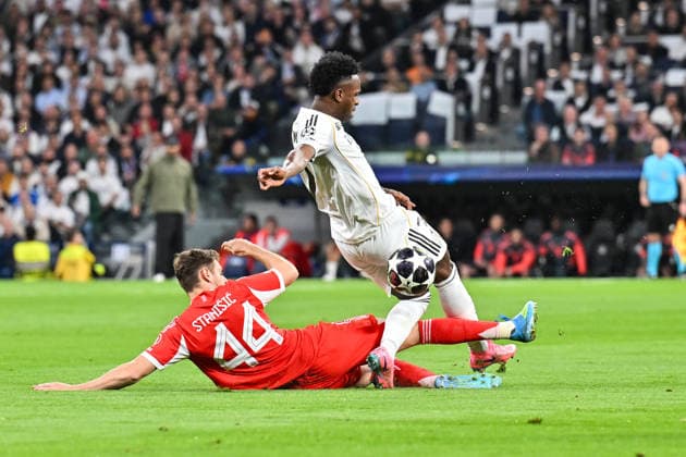 MADRID, SPAIN - 07. APRIL: tackle between Josip STANISIC (FC Bayern Munich 44) and Vinicius JUNIOR (Real Madrid 7) during the UEFA Champions League match between Real Madrid vs. FC Bayern Munich on Quarterfinal first leg at Estadio Santiago Bernabeu Copyright: xBEAUTIFULxSPORTS Goldbergx