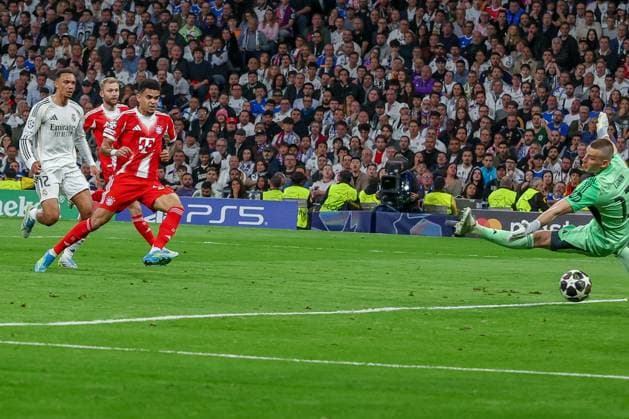 Luis Diaz 14 FC Bayern Muenchen scores 0 1, Andriy Lunin 13 Real Madrid without a chance, Real Madrid vs FC Bayern Muenchen, Football, Men, UEFA Champions League, Season 2025 2026, Quarterfinal First Leg Quarter Finals 1st Leg , 07 04 2026 Madrid Madrid Spain Copyright: xkolbert-press MartinxAgüerax