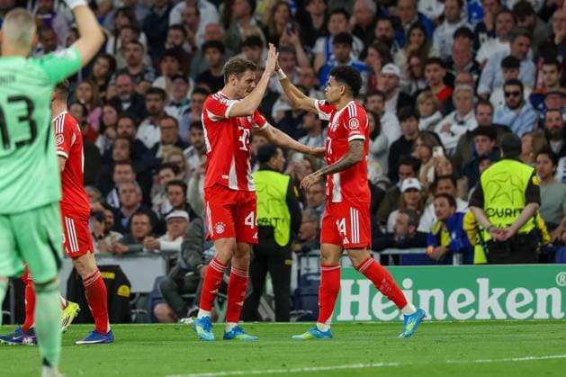 Alexandar Pavlovic 45 FC Bayern Muenchen celebrates with goalscorer Luis Diaz 14 FC Bayern Muenchen after the 0 1, Real Madrid vs FC Bayern Muenchen, Football, Men, UEFA Champions League, Season 2025 2026, Quarter Final First Leg Quarter Finals 1st Leg , 07 04 2026 Madrid Madrid Spain Copyright: xkolbert-press MartinxAgüerax