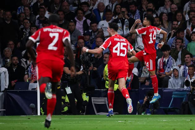 UEFA Champions League 2025 2026 quarter final, Real Madrid FC Bayern Munich, at Estadio Bernabeu in Madrid Spain April 07, 2026, Madrid, Madrid, Spain Luis Diaz of Bayern Munich celebrates his goal with his teammates during the UEFA Champions League 2025 2026 quarter final, Real Madrid FC Bayern Munich, at Estadio Bernabeu in Madrid Spain Madrid Madrid Madrid Spain Copyright: xAlejandroxMatiasx