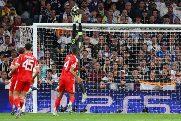 Manuel Neuer 1 FC Bayern Muenchen holds a ball, Real Madrid vs FC Bayern Muenchen, Football, Men, UEFA Champions League, Season 2025 2026, Quarterfinal First Leg Quarter Finals 1st Leg , 07 04 2026 Madrid Madrid Spain Copyright: xkolbert-press MartinxAgüerax