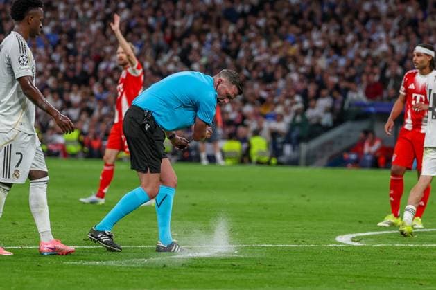 Referee Referee Michael Oliver ENG in action, Real Madrid vs FC Bayern Muenchen, Football, Men, UEFA Champions League, Season 2025 2026, Quarter Final First Leg Quarter Finals 1st Leg , 07 04 2026 Madrid Madrid Spain Copyright: xkolbert-press MartinxAgüerax