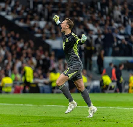 07 04 2026, Soccer UEFA Championsleague 2025 2026 Quarterfinals, Real Madrid FC Bayern Munich, at Estadio Bernabeu in Madrid Spain , Goalkeeper Manuel Neuer FC Bayern Munich Goal celebration