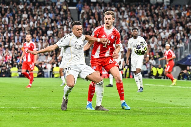 MADRID, SPAIN - 07. APRIL: tackle between Kylian MBAPPE (Real Madrid 10) and Josip STANISIC (FC Bayern Munich 44) during the UEFA Champions League match between Real Madrid vs. FC Bayern Munich on Quarterfinal first leg at Estadio Santiago Bernabeu Copyright: xBEAUTIFULxSPORTS Goldbergx
